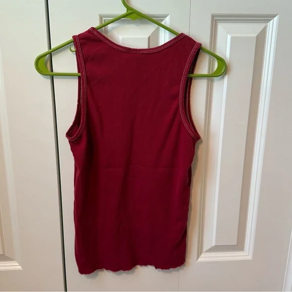 Red tank top seen on Carrie Bradshaw - Picture 5 of 5